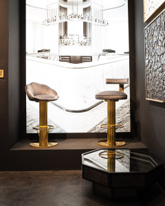 Высокий стул с мягким сиденьем