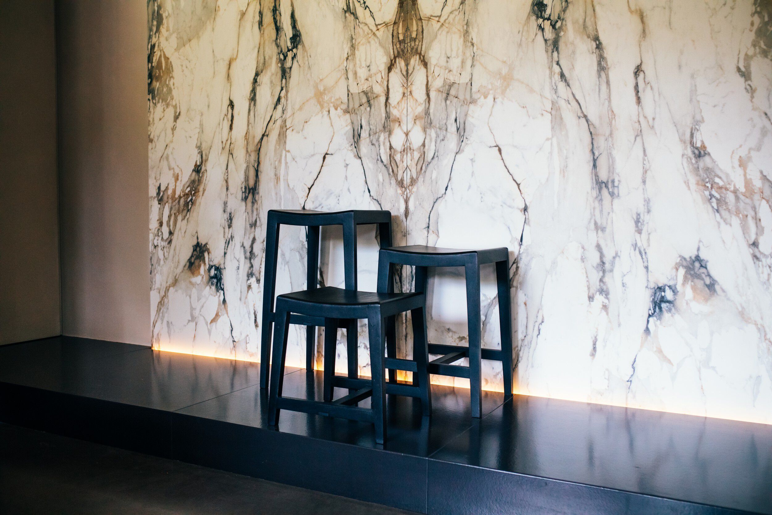 Высокий кухонный табурет из манго с подставкой для ног POMAX KENT ARCH-00119444 - Вид №5