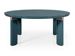 Деревянный обеденный стол