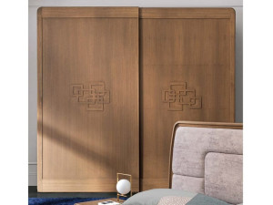 Деревянный шкаф с раздвижными дверями