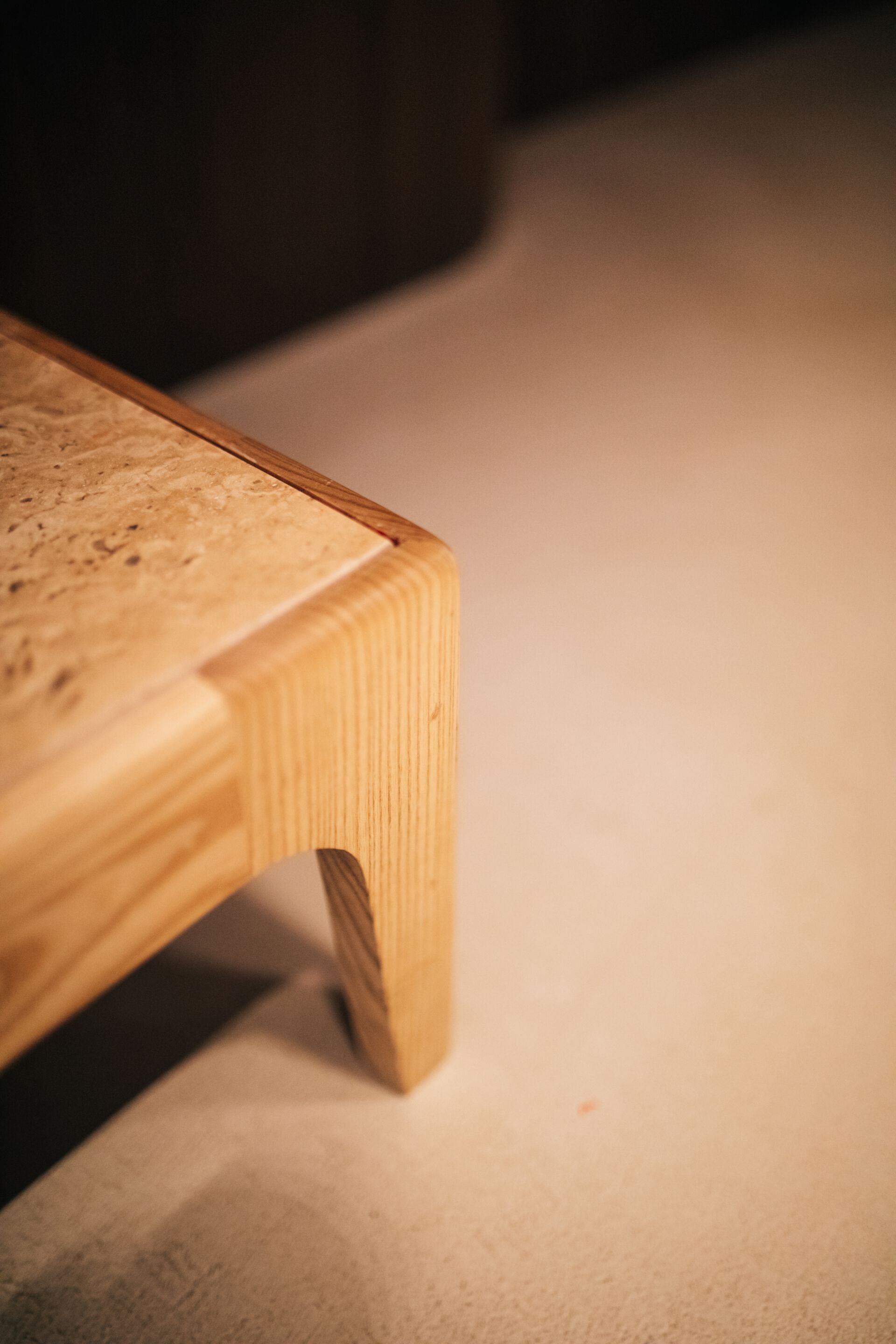 Низкий прямоугольный журнальный столик из акации и травертина POMAX LIVORNO ARCH-00008819 - Вид №2