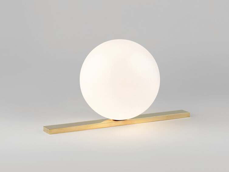 Светодиодная настольная лампа из опалового стекла и матовой латуни Michael Anastassiades GET SET ARCH-00090414