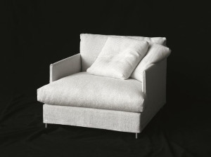 Тканевое кресло с подлокотниками