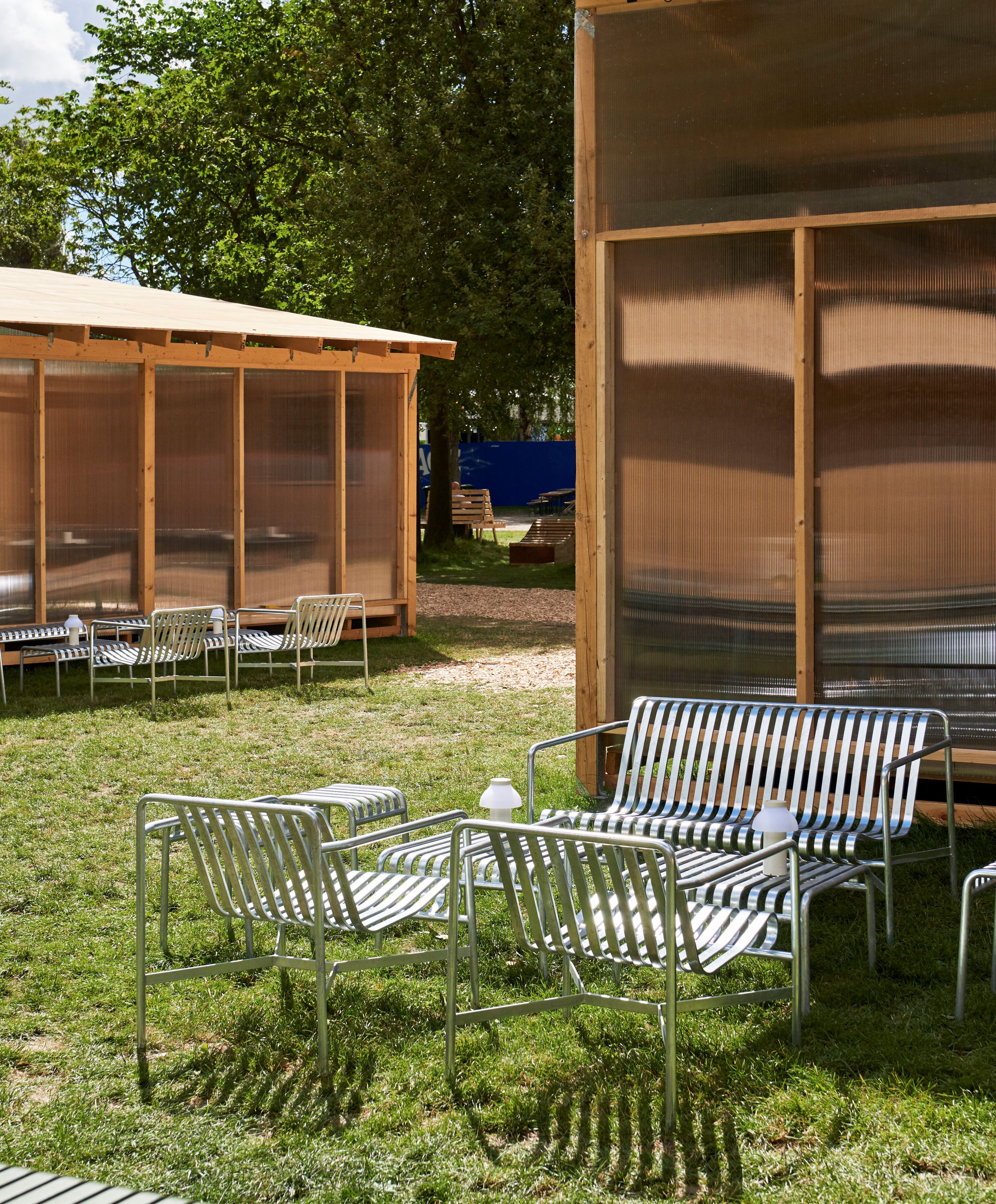 Стальная садовая скамейка с подлокотниками Hay Палисад ARCH-00009540 - Вид №12