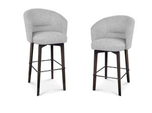 Высокий тканевый стул с подлокотниками