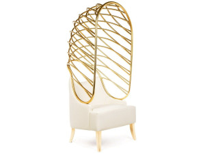 Кожаное кресло с высокой спинкой