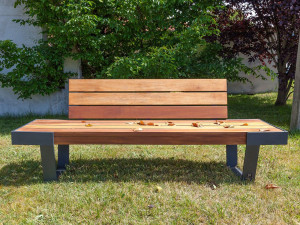 Деревянная скамья со спинкой