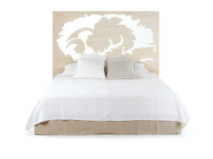 Деревянная двуспальная кровать с высоким изголовьем