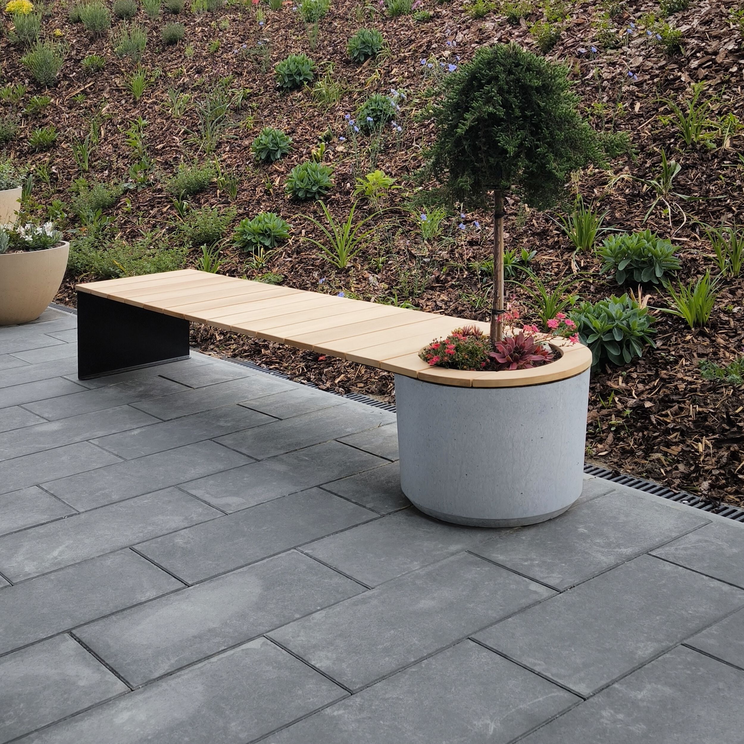 Бетонная скамейка со встроенным плантатором Betoni Simple Benches ARCH-00069808 - Вид №5