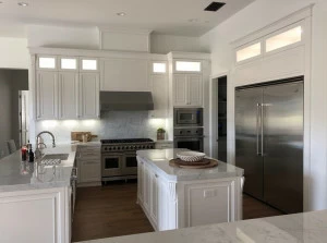 Martini Interiors Кухня на заказ из массива дерева с островком с ручками Bakersfiel