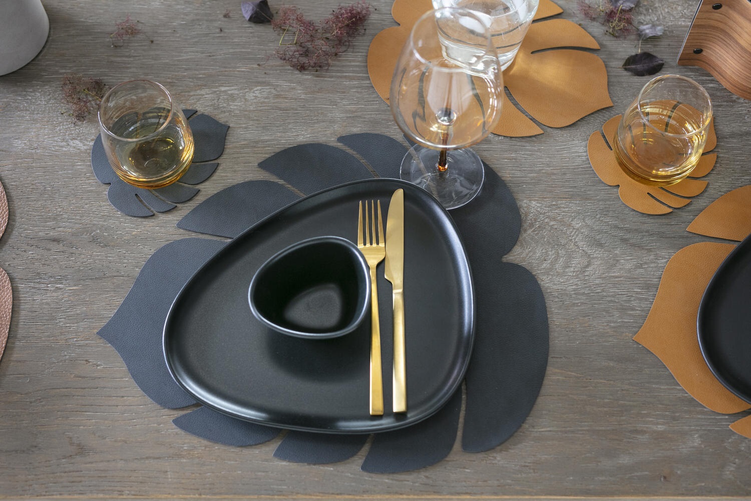 990074 NUPO black подстаканник лист монстеры 14х12 см, толщина 1,6мм;LIND DNA  - Вид №1