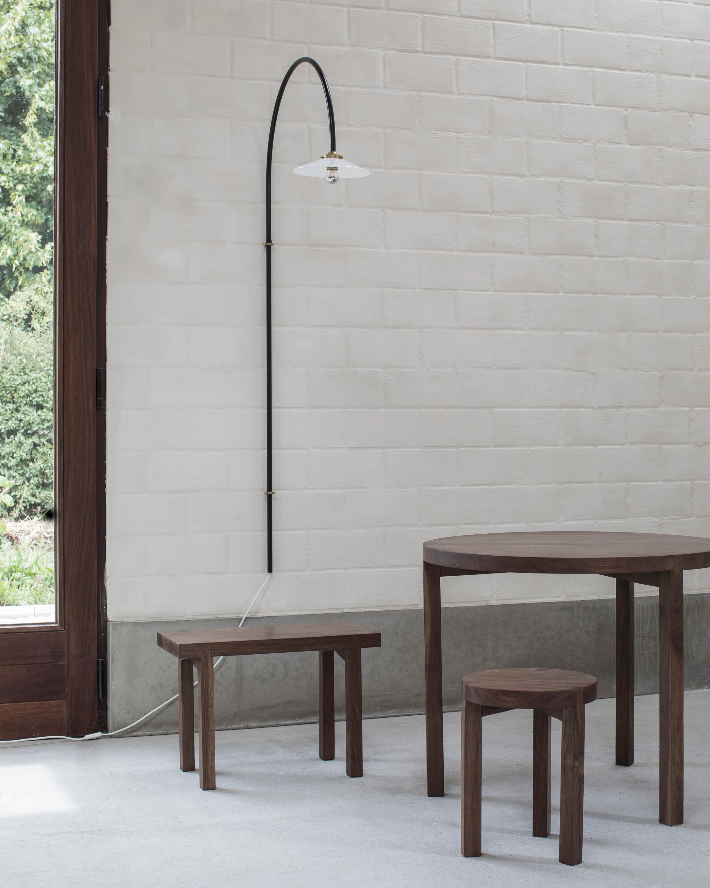 Низкий стул из массива грецкого ореха valerie_objects Solid Walnut ARCH-00090831 - Вид №2