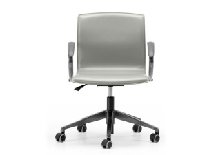 Кожаное офисное кресло с колесами и подлокотниками с 5 спицами