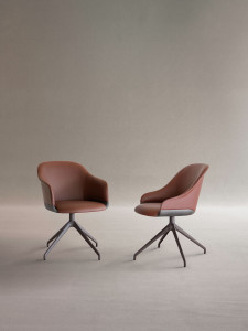 Кожаный поворотный стул с подлокотниками