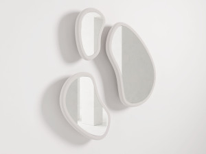 Овальное зеркало с рамой стены