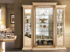 Деревянная витрина в классическом стиле