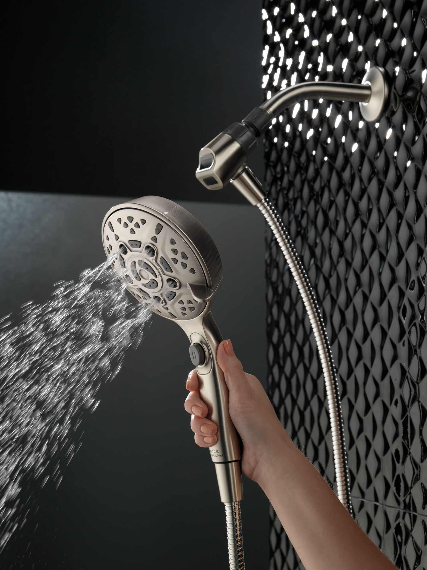 Ручной душ SureDock ™ с 7 настройками Delta Faucet 75707SN - Вид №8