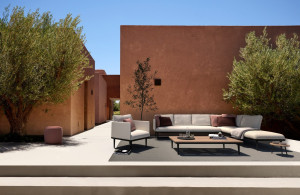 Круглый стол из тикового дерева