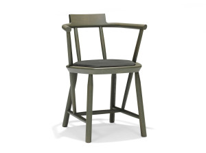 Стул из массива дерева с подлокотниками со встроенной подушкой