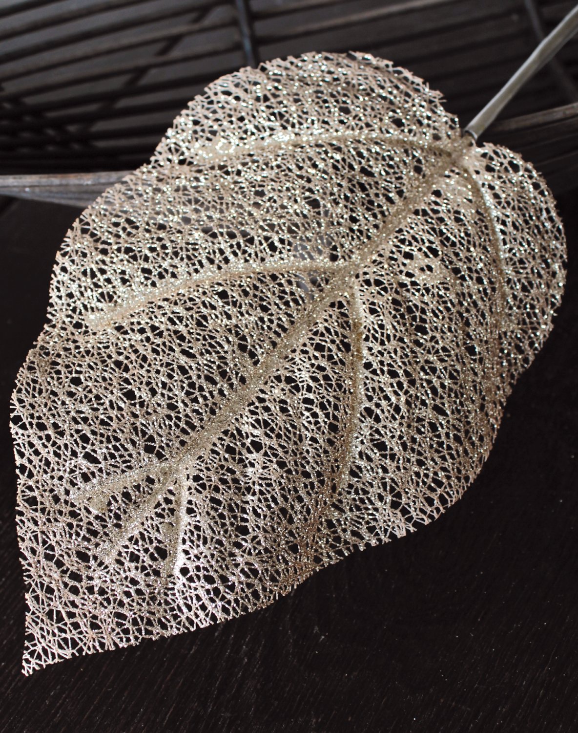 1449 394 a2 Лист филодендрона искусственный с глиттером, 60 см (лист 23 см), шампанское-камелия H-andreas  - Вид №2