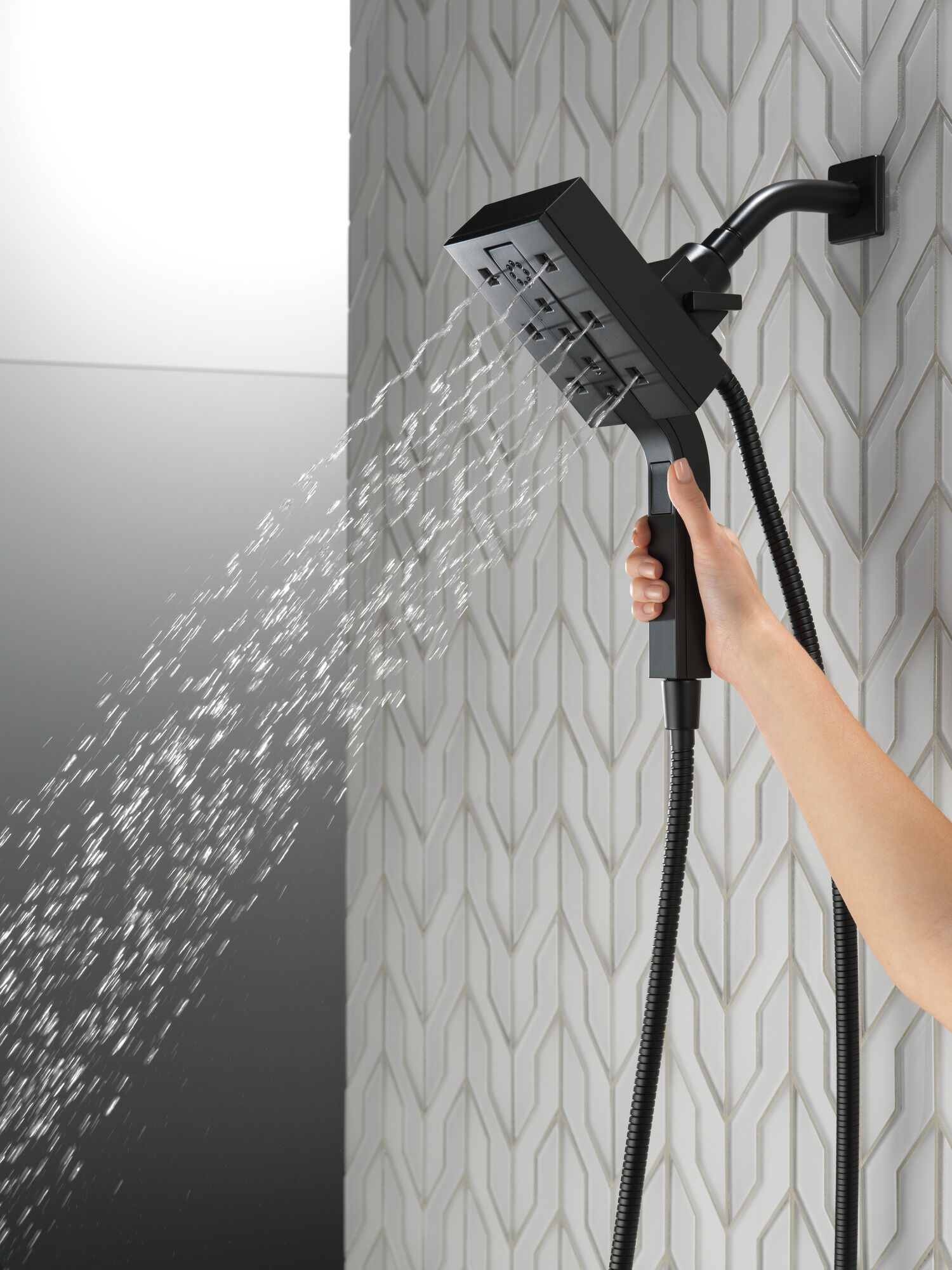 58473-BL25 H2Okinetic® In2ition® Душ два в одном с 4 настройками Delta Faucet Universal Showering Матовый черный  - Вид №2