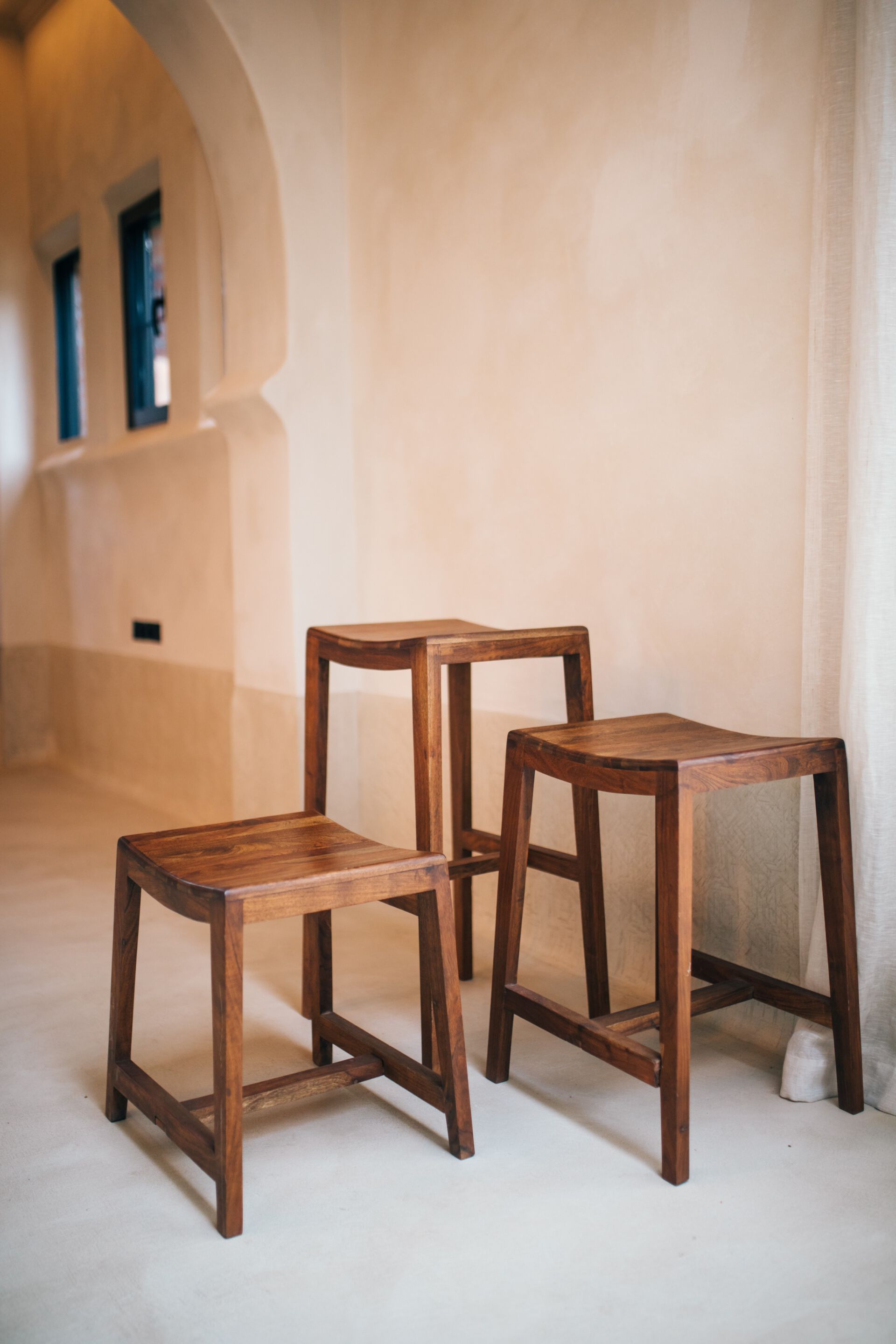 Высокий барный стул из манго с подставкой для ног POMAX KENT ARCH-00101714 - Вид №10