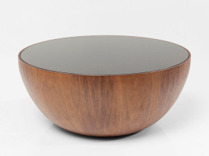 Низкий круглый деревянный и стеклянный журнальный столик