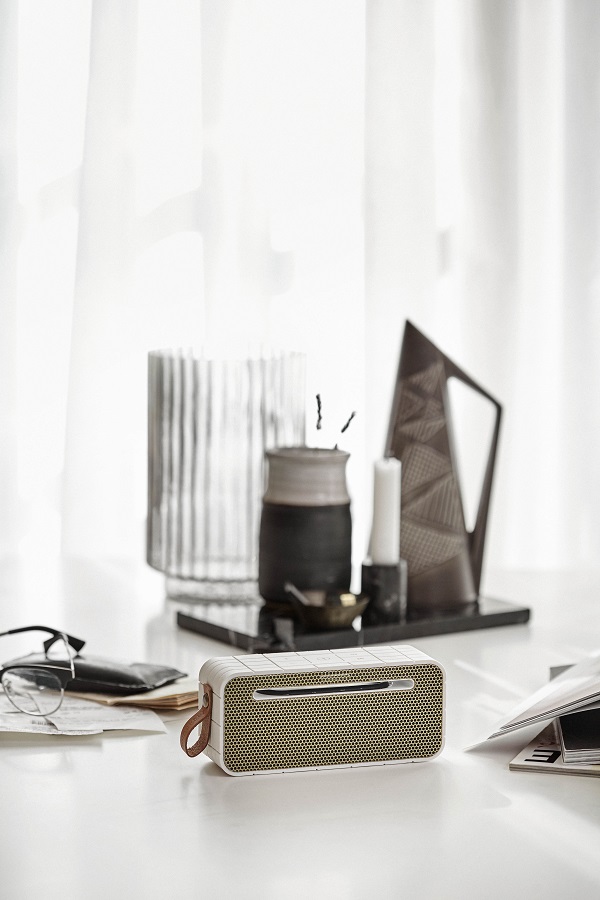 Колонка беспроводная с ремешком aMOVE белая KREAFUNK KFNG61 - Вид №1