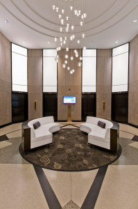 FSRT674 Система облицовки стен Levele панелями лайтпланов; Вставки из вивихромового хромового стекла с белой прослойкой и опалексной отделкой показаны с подсветкой в ​​здании Brandywine, Уилмингтон, Делавэр Forms-surfaces