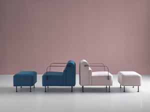 Тканевое кресло с подлокотниками