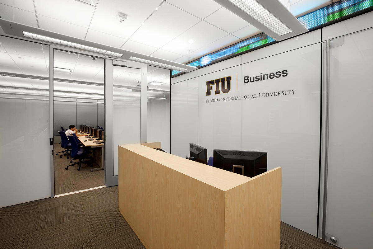 FSRT668 Система облицовки стен Levele с плавающими панелями и индивидуальными панелями из нержавеющей стали с льняной отделкой в ​​центре заботы и открытий, университет медицины Чикаго, Чикаго, Иллинойс Forms-surfaces  - Вид №12