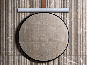 Настенное круглое зеркало с рамкой