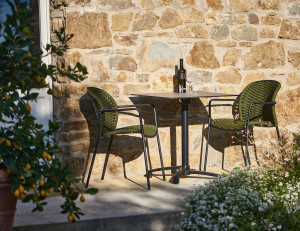 Штабелируемый садовый стул с подлокотниками