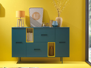 Лакированная мебель с распашными дверцами и ящиками