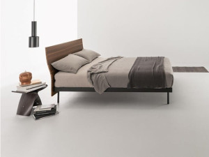 Деревянная двуспальная кровать