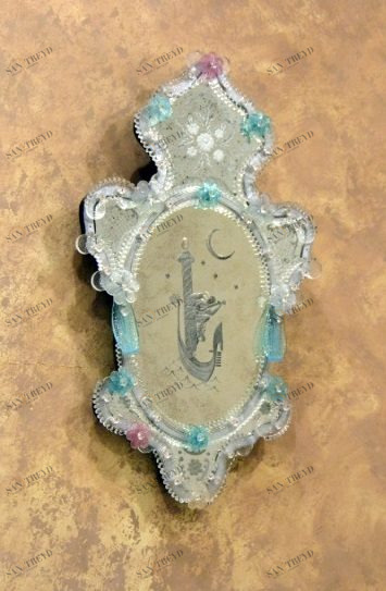1009 ORIGINALMURANOGLASS Венецианское зеркало с венецианским персонажем Cimiero Bricola - муранское стекло OMG  см 