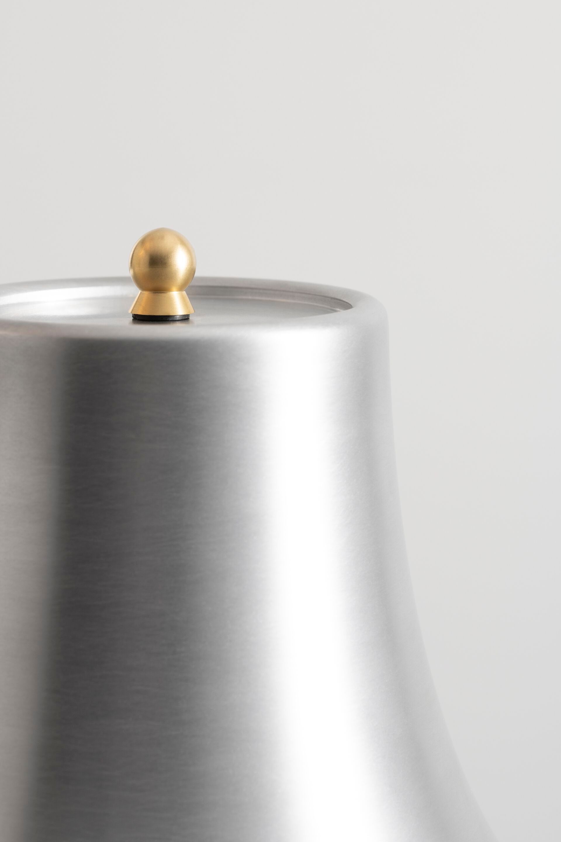 Алюминиевая аккумуляторная настольная лампа Artemide Trois Rois ARCH-00129698 - Вид №3