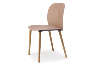 Рециркулированный пластиковый стул с деревянными ножками