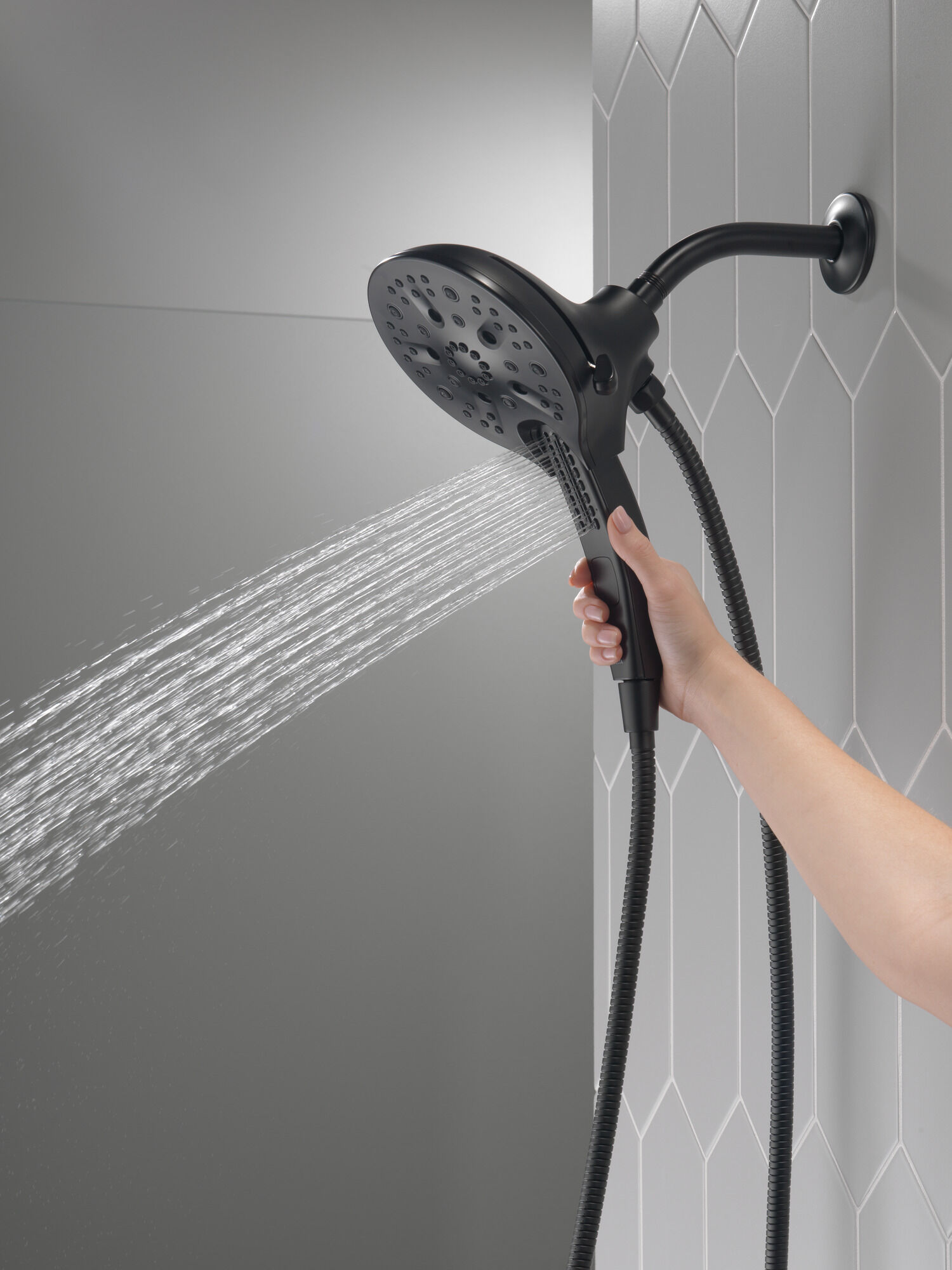 58620-BL-PK In2ition® H2Okinetic® Душ два в одном с 5 настройками Delta Faucet Universal Showering Матовый черный  - Вид №4