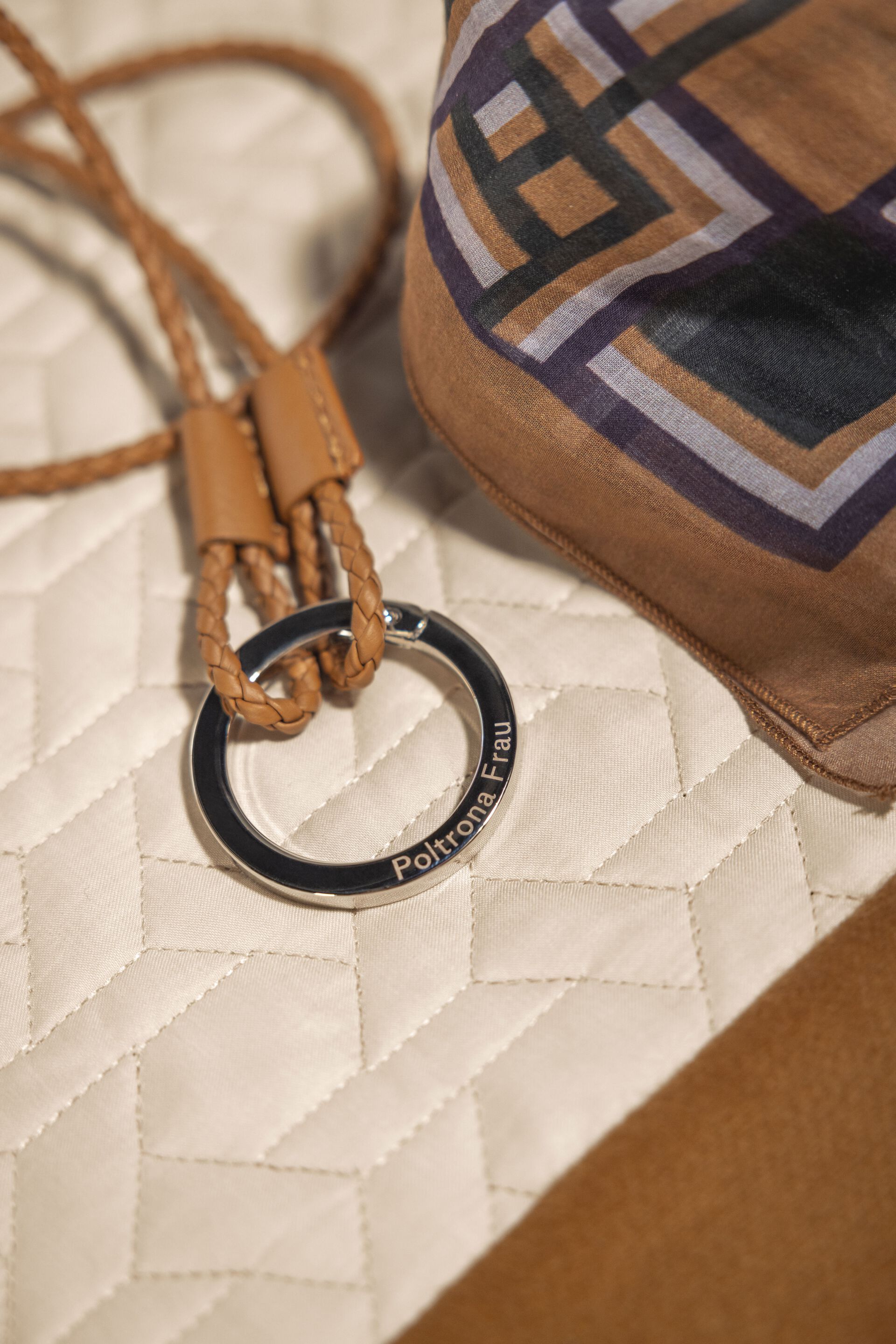 Кожаный и металлический брелок Poltrona Frau PET COLLECTION ARCH-00138364 - Вид №1