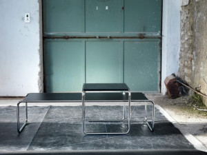 Низкий журнальный столик из ламината для гостиной