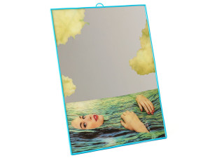 Настенное зеркало с пластиковой рамкой