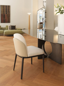 Стул из ясеня, обитый тканью или кожей