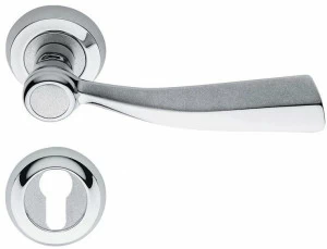 LINEA CALI' Металлическая ручка в классическом стиле на розетке с замком Elika