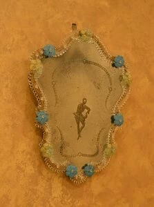 1007 ORIGINALMURANOGLASS Венецианское зеркало с венецианским персонажем Arlecchino Carnevale - муранское стекло OMG  см