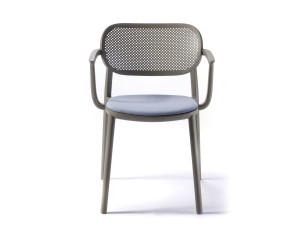 Штабелируемый стул из инженерного пластика с подлокотниками и встроенной подушкой