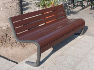 Деревянная скамья со спинкой