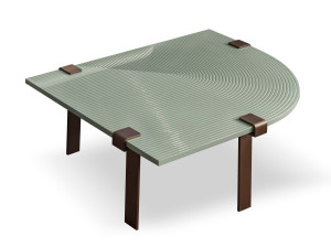 Низкий деревянный журнальный столик