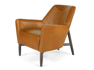 Кожаное кресло с подлокотниками