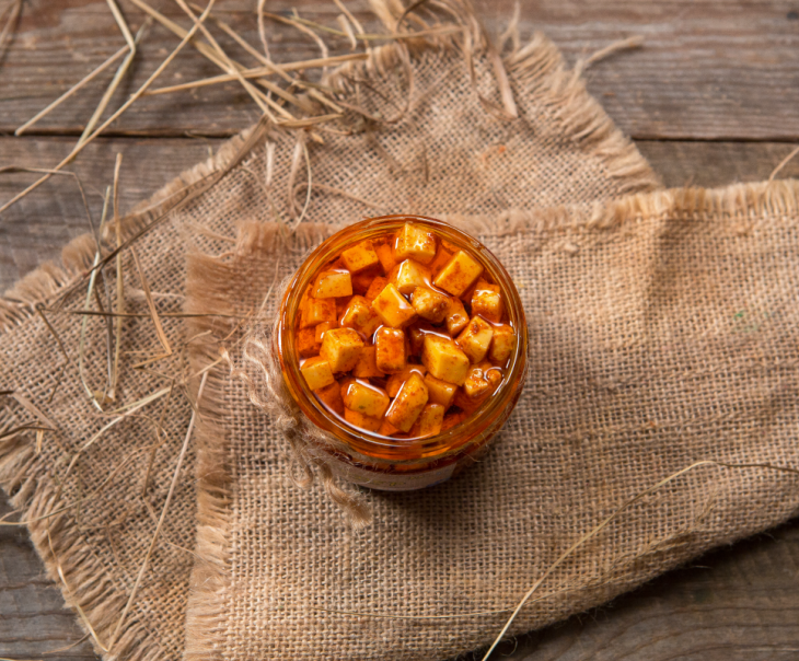 1322 Сыр "Чеддер" в оливковом масле с паприкой и красным перцем Вкусляндия  - Вид №1